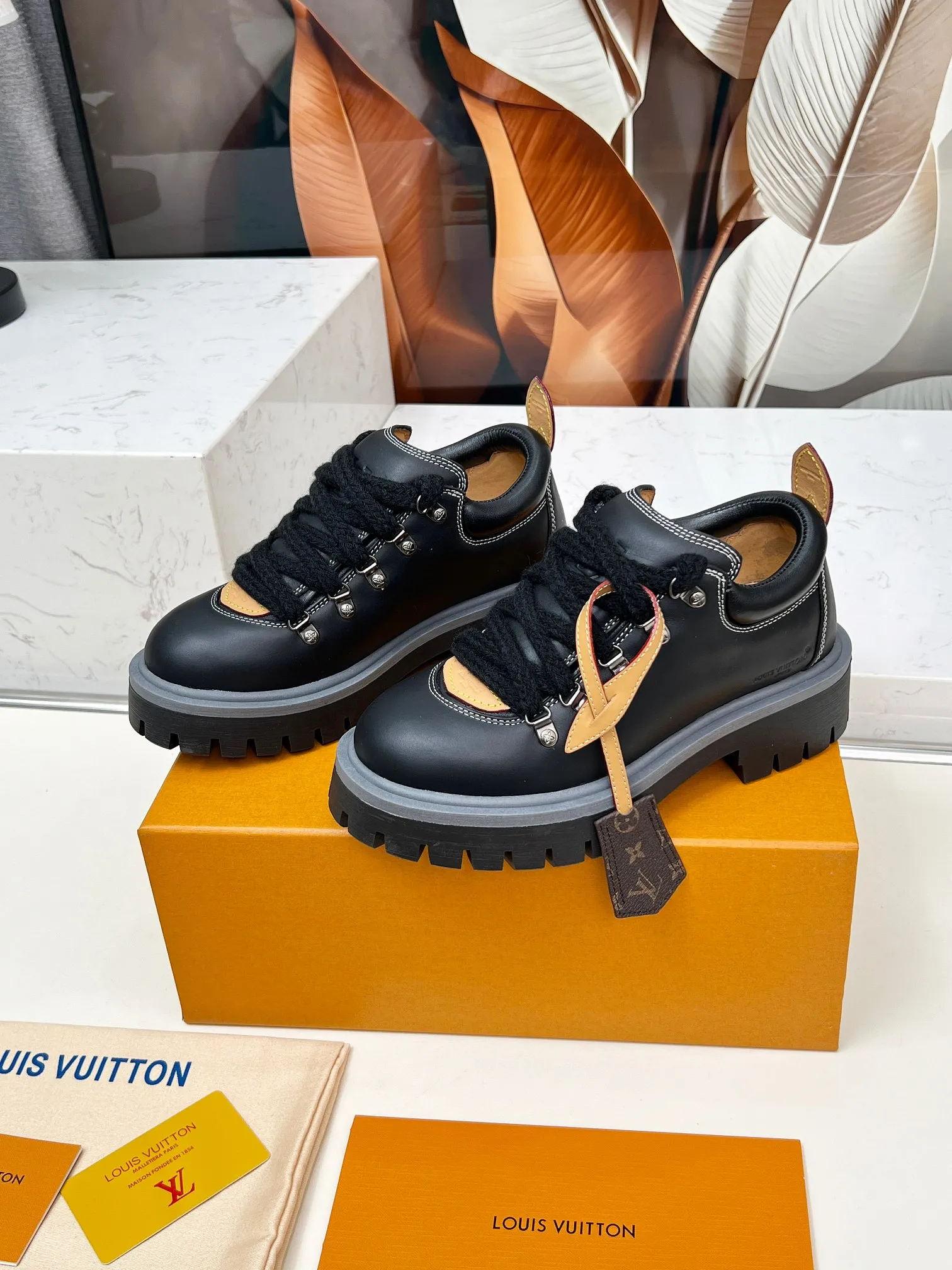 p660💰"Couple Style" LV Louis Vuitton's 2025 autumn and winter new style, developed one-to-one from the original version, retro fashionable, handsome and cool mountaineering derby shoes are now available.  Material: Imported first-layer cowhide Lining: Imported lambskin Outsole: Original molded TR non-slip outsole Sole height: 3.5cm Shoe size: Same style for men and women 35-45